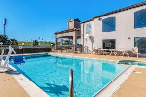 una piscina frente a un edificio en Motel 6-Ennis, TX, en Ennis