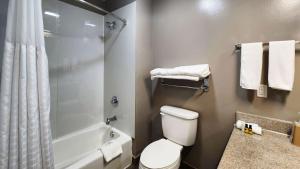 Koupelna v ubytování Motel 6-Ennis, TX