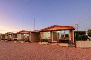 a row of houses on a brick parking lot at Comfort Inn Crystal Broken Hill in Broken Hill