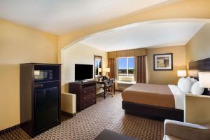 Habitación de hotel con cama y escritorio en Quality Inn, en Des Moines