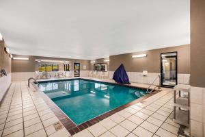 una gran piscina en una habitación de hotel en Quality Inn, en Des Moines