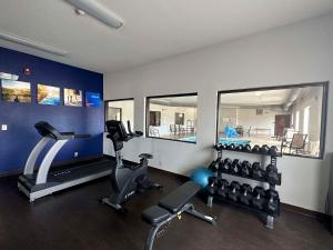 un gimnasio con cintas de correr y equipos de ejercicio en una habitación en Comfort Suites Jackson-Cape Girardeau, en Jackson