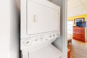 uma cozinha com um forno branco num quarto em Treehouse Townhome em Pensacola Beach