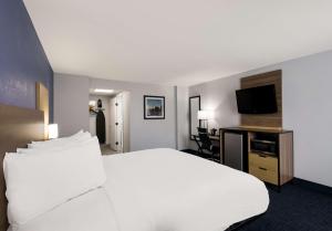 Postel nebo postele na pokoji v ubytování SureStay Plus by Best Western Pigeon Forge