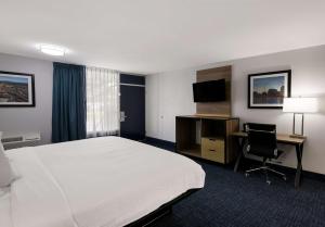 Postel nebo postele na pokoji v ubytování SureStay Plus by Best Western Pigeon Forge