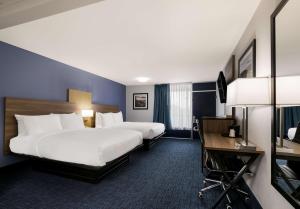 Postel nebo postele na pokoji v ubytování SureStay Plus by Best Western Pigeon Forge
