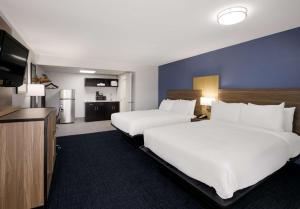 Postel nebo postele na pokoji v ubytování SureStay Plus by Best Western Pigeon Forge