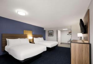 Postel nebo postele na pokoji v ubytování SureStay Plus by Best Western Pigeon Forge
