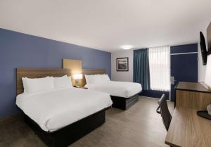 Postel nebo postele na pokoji v ubytování SureStay Plus by Best Western Pigeon Forge