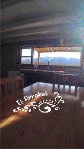 Cette chambre dispose d'une table en bois et d'une fenêtre. dans l'établissement EL ARRABAL, à Uspallata