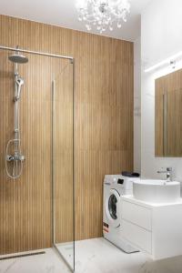 Un baño con lavadora y lavabo. en Chic Central Oradea- Netflix, Parcare, Self Check-in, Balcon, en Oradea