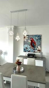 a kitchen with a table and a painting on the wall at Apartamento con vistas a mar y canal. Empuriabrava in Empuriabrava
