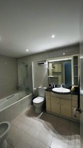 W łazience znajduje się umywalka, toaleta i umywalka. w obiekcie Apartamento con vistas a mar y canal. Empuriabrava w mieście Empuriabrava
