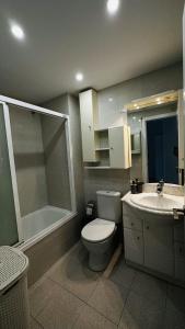 a bathroom with a toilet and a shower and a sink at Apartamento con vistas a mar y canal. Empuriabrava in Empuriabrava
