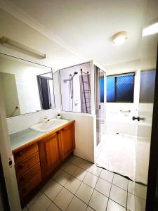 uma casa de banho com um lavatório e um chuveiro em Ocean View 3 bedroom entire house central of Caloundra em Caloundra West