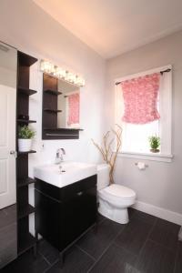 ein Badezimmer mit einem weißen WC und einem Waschbecken in der Unterkunft Cozy Home in Kitslano, Vancouver. Free Parking. in Vancouver