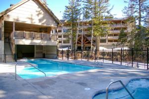 una piscina frente a un edificio de apartamentos en #301 Grand Lodge South Master Suite en Government Camp