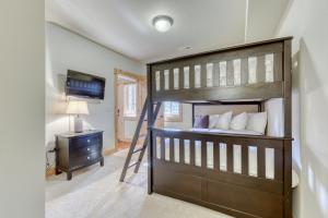ガバメント・キャンプにある#302 Grand Lodge Southの二段ベッドと机のある寝室 +39枚の写真