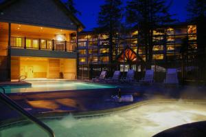 ガバメント・キャンプにある#302 Grand Lodge Southの椅子と建物のあるプール