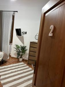Pokój z drzwiami z numerem dwa w obiekcie Bonne Nuit Terracina w mieście Terracina