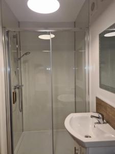 bagno con doccia in vetro e lavandino di The Manor Guest Accommodation a Dungiven