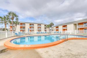 una piscina frente a un edificio de apartamentos en Tradewinds 07 en Destin