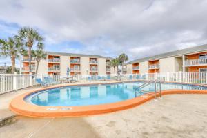 una piscina frente a un edificio de apartamentos en Tradewinds 07, en Destin