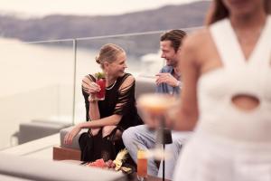 Oaspeți care stau la Kivotos Santorini - Preferred Hotels & Resorts