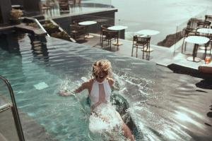 Oaspeți care stau la Kivotos Santorini - Preferred Hotels & Resorts