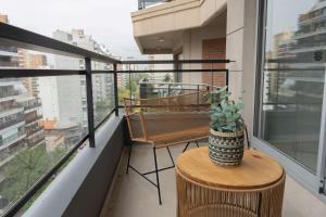 - un balcon avec deux chaises et une table avec une plante dans l'établissement Sofisticado em Belgrano - CRAMER1002, à Buenos Aires