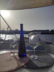 una botella de vino sentada en una mesa con dos copas en Ohana en Arrecife