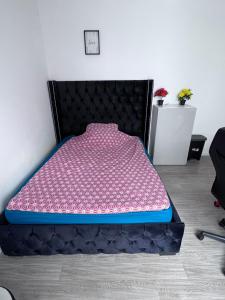 Bett in einem Zimmer mit einer lila Matratze in der Unterkunft Private room 25 minutes from « la Défense » in Sartrouville
