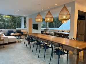 TV a/nebo společenská místnost v ubytování Casa 10 Floresta Boa Vista - Piscina Privativa, Adega e Conforto em 4 suítes