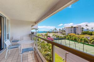 d'un balcon avec une table et des chaises et une vue sur l'océan. dans l'établissement Maui Banyan Q408A & Q408, à Wailea