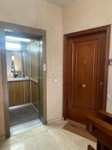 a bathroom with a shower and a glass door at VISTAS A SANTO DOMINGO in León