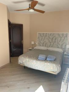 een slaapkamer met een bed met twee blauwe handdoeken erop bij VISTAS A SANTO DOMINGO in León