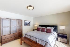 um quarto com uma cama grande e 2 candeeiros em Northstar 22 - The North Star em Telluride