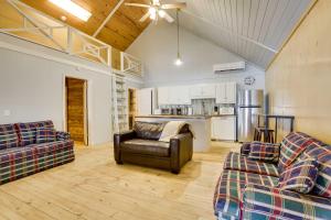 sala de estar con 2 sofás y cocina en Golden Meadow Getaway Waterfront Retreat with Deck, 