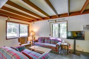 sala de estar con 2 sofás y TV en Crystal Mountain Cabin with Cozy Fireplace!, en Thompsonville