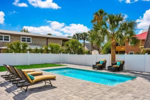 Bazén v ubytování Home 1 Block from 2 Beaches w/Private Pool, High-Speed WiFi & Central AC nebo v jeho okolí