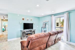 TV a/nebo společenská místnost v ubytování Home 1 Block from 2 Beaches w/Private Pool, High-Speed WiFi & Central AC