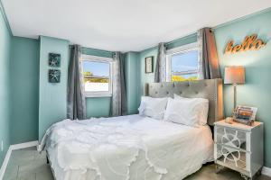 Postel nebo postele na pokoji v ubytování Home 1 Block from 2 Beaches w/Private Pool, High-Speed WiFi & Central AC + 55 fotografií