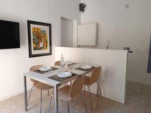 a dining room with a table and chairs with wine glasses at il 64B - 10 minuti a piedi dal Policlinico San Matteo - in Pavia