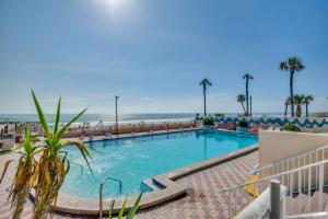 ein Schwimmbad mit Strand im Hintergrund in der Unterkunft Daytona Beach Studio with Ocean View and Amenities! in Daytona Beach