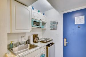 Η κουζίνα ή μικρή κουζίνα στο Daytona Beach Studio with Ocean View and Amenities!