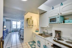 Η κουζίνα ή μικρή κουζίνα στο Daytona Beach Studio with Ocean View and Amenities!