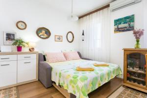 - une petite chambre avec un lit et une commode dans l'établissement Apartments with a parking space Mirca, Brac - 729, à Supetar