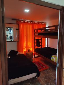 Poschodová posteľ alebo postele v izbe v ubytovaní Balcones del Lago de Tota