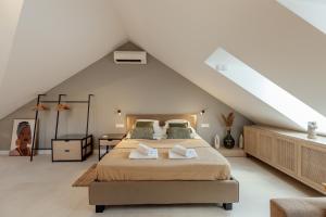 ein Schlafzimmer mit einem großen Bett im Dachgeschoss in der Unterkunft Kotor Central Point in Kotor