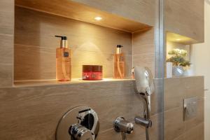 Bathroom sa Kotor Central Point